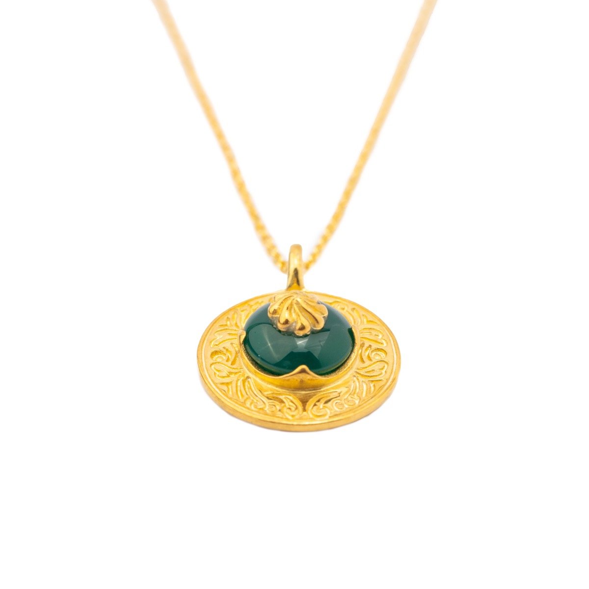 Hunt Of Hounds Chantilly Necklace. Decorative plate with cake design