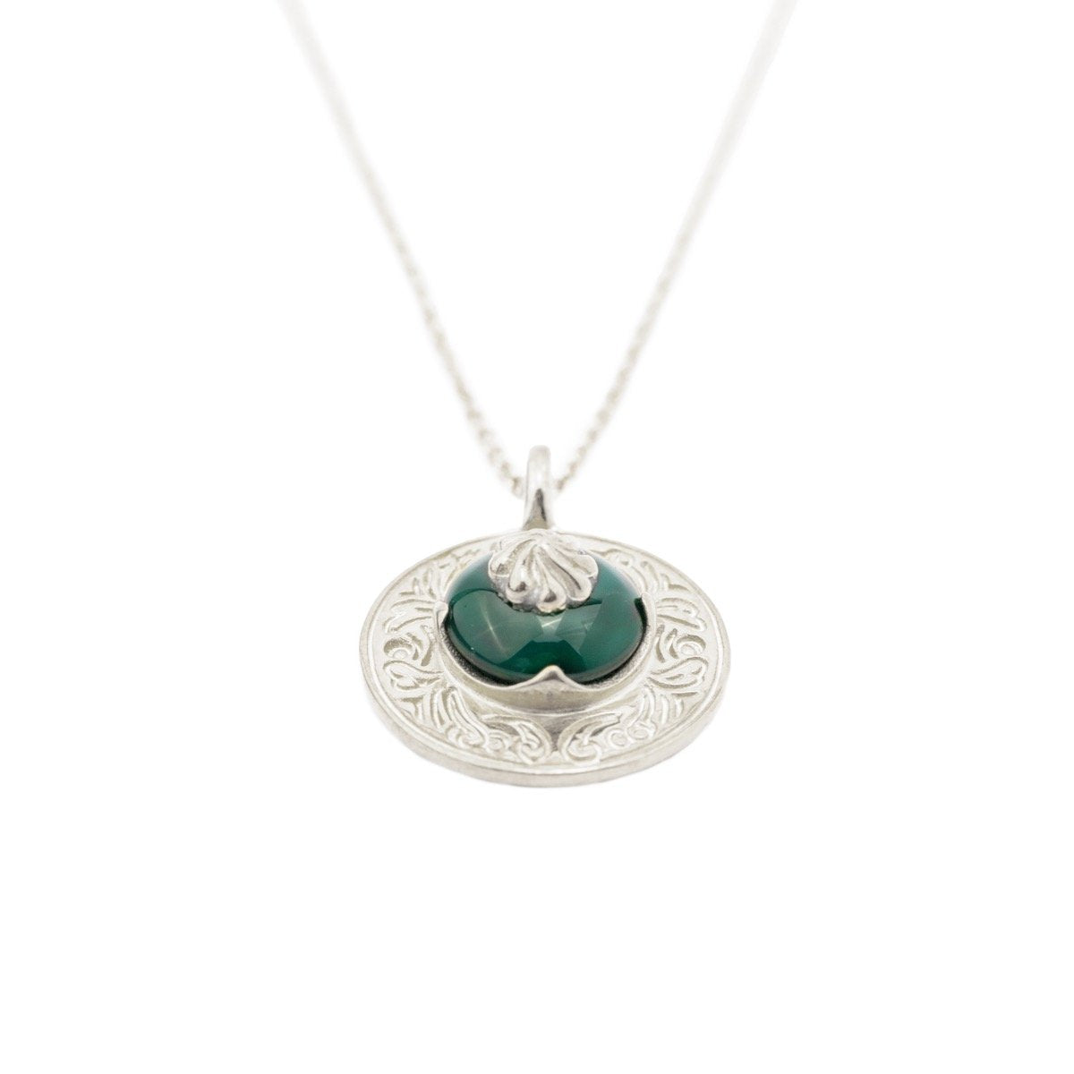 Hunt Of Hounds Chantilly Necklace. Decorative plate with cake design