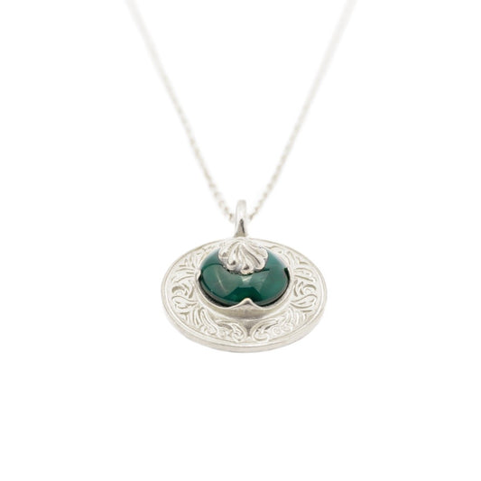 Hunt Of Hounds Chantilly Necklace. Decorative plate with cake design